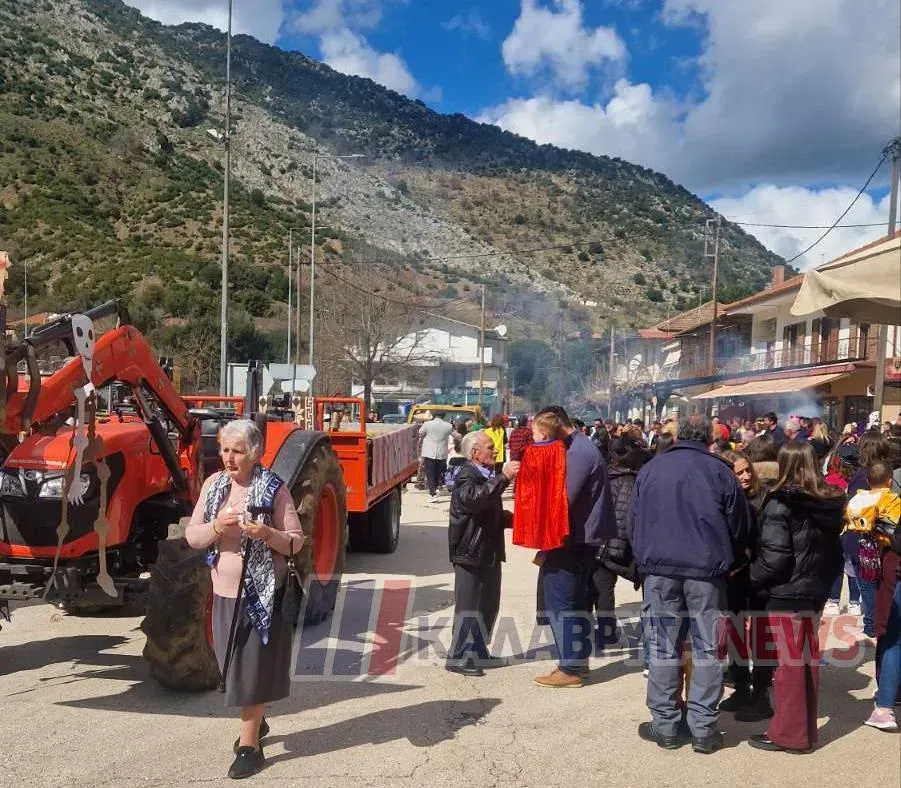 Πολύχρωμες μεταμφιέσεις, ευφάνταστα μηνύματα στα Τριπόταμα ΦΩΤΟ 32 Πολύχρωμες μεταμφιέσεις, ευφάνταστα μηνύματα στα Τριπόταμα ΦΩΤΟ