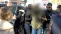 Ο κατηγορούμενος κατά τη μεταγωγή του στα Δικαστήρια Αιγίου