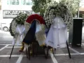 Marfin: Πολίτες αφήνουν λουλούδια στο μικρό μνημείο