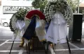 Marfin: Πολίτες αφήνουν λουλούδια στο μικρό μνημείο