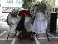 Marfin: Πολίτες αφήνουν λουλούδια στο μικρό μνημείο
