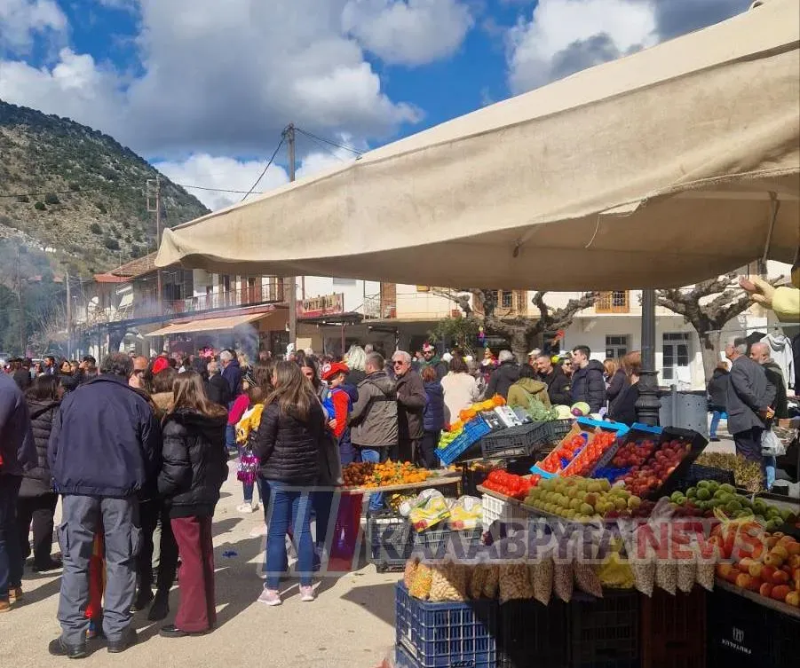 Πολύχρωμες μεταμφιέσεις, ευφάνταστα μηνύματα στα Τριπόταμα ΦΩΤΟ 33 Πολύχρωμες μεταμφιέσεις, ευφάνταστα μηνύματα στα Τριπόταμα ΦΩΤΟ