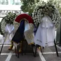 Marfin: Πολίτες αφήνουν λουλούδια στο μικρό μνημείο