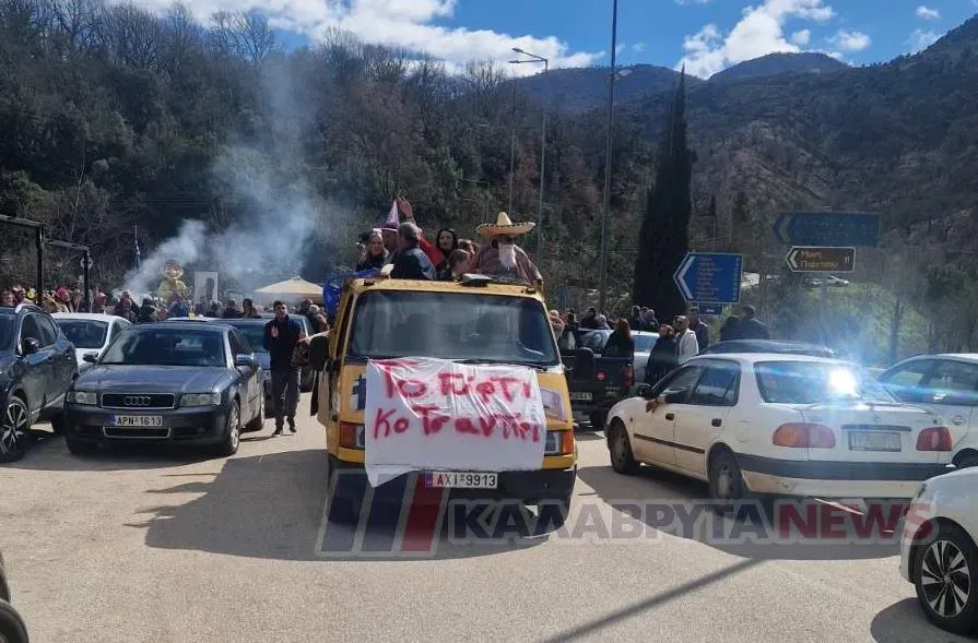 Πολύχρωμες μεταμφιέσεις, ευφάνταστα μηνύματα στα Τριπόταμα ΦΩΤΟ 31 Πολύχρωμες μεταμφιέσεις, ευφάνταστα μηνύματα στα Τριπόταμα ΦΩΤΟ