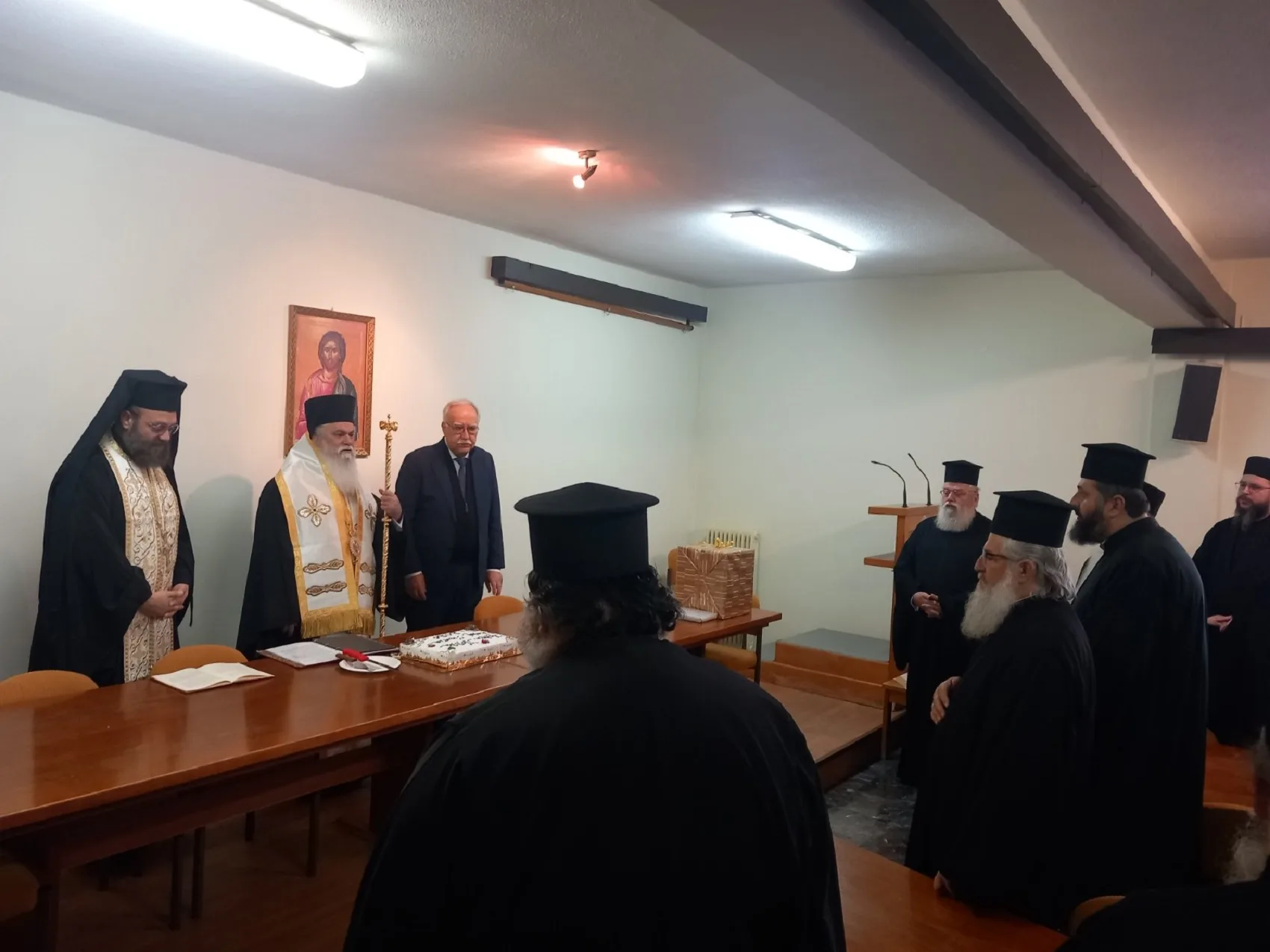 Καλάβρυτα: Κοπή βασιλόπιτας από τον Μητροπολίτη Ιερώνυμο ΦΩΤΟ