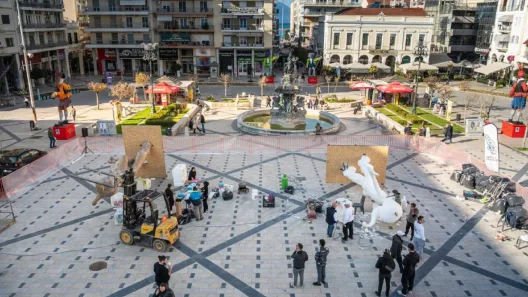 Πάτρα: Στην πλατεία Γεωργίου γιγάντια Καρναβαλική κατασκευή ΦΩΤΟ