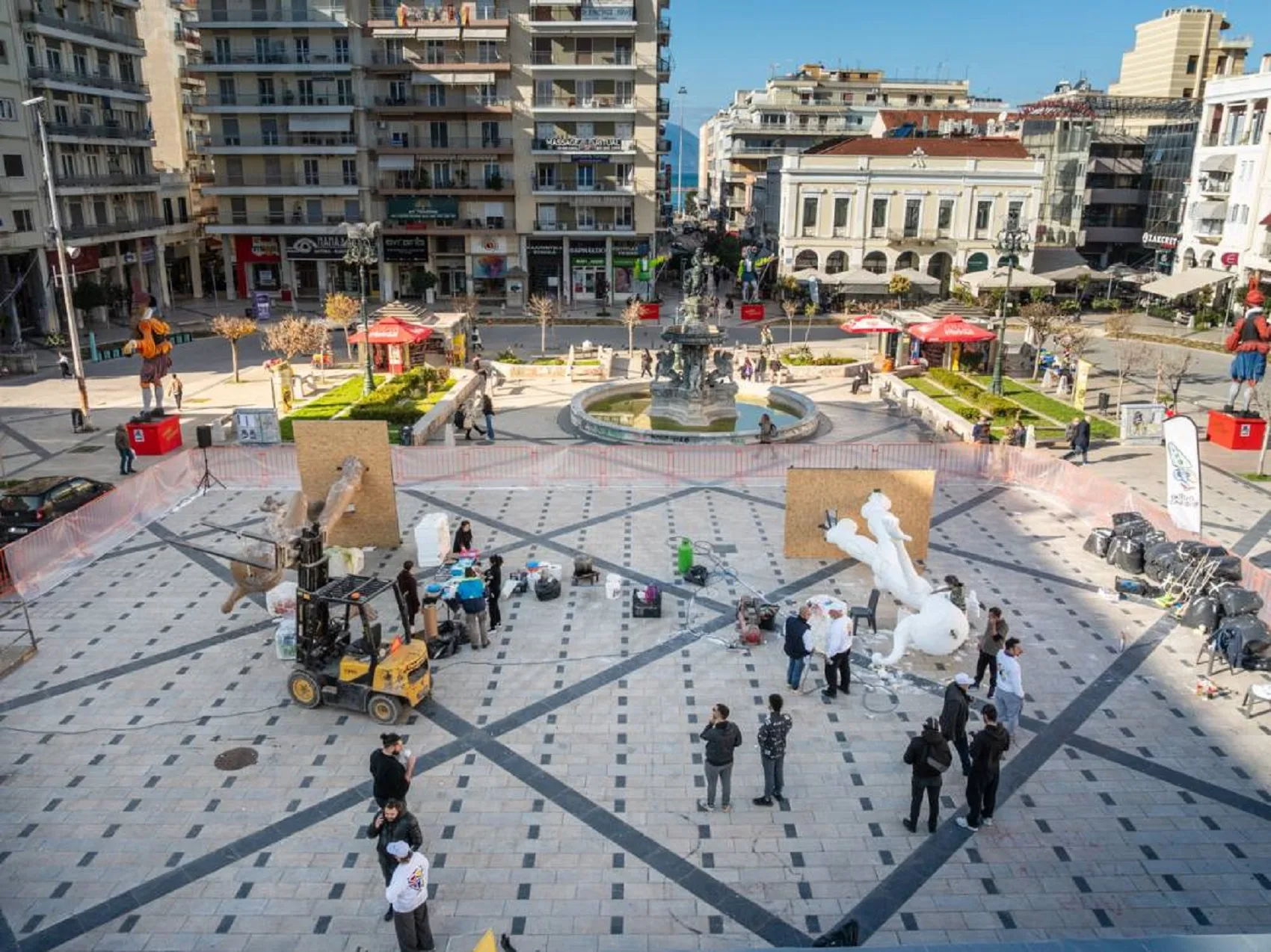 Πάτρα: Στην πλατεία Γεωργίου γιγάντια Καρναβαλική κατασκευή ΦΩΤΟ