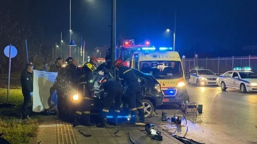 Πάτρα: Δύο νεκροί σε τροχαίο, αυτοκίνητο καρφώθηκε σε κολόνα ΒΙΝΤΕΟ - ΦΩΤΟ