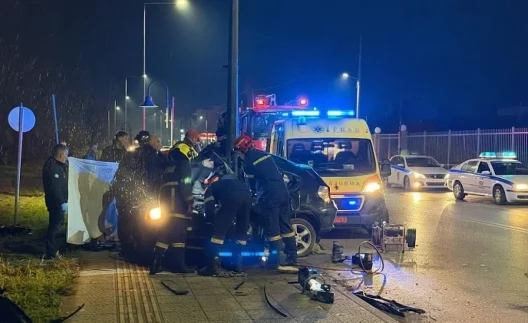 Πάτρα: Δύο νεκροί σε τροχαίο, αυτοκίνητο καρφώθηκε σε κολόνα ΒΙΝΤΕΟ - ΦΩΤΟ