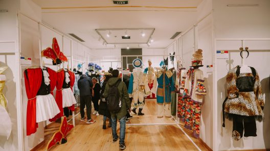 Εκτίθενται οι στολές πληρωμάτων του Πατρινού Καρναβαλιού