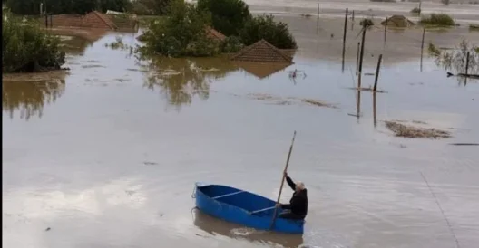 Αιγιάλεια: «Κόπηκαν» δρόμοι σε παραλίες λόγω θαλασσοταραχής ΦΩΤΟ