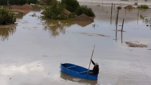 Αιγιάλεια: «Κόπηκαν» δρόμοι σε παραλίες λόγω θαλασσοταραχής ΦΩΤΟ