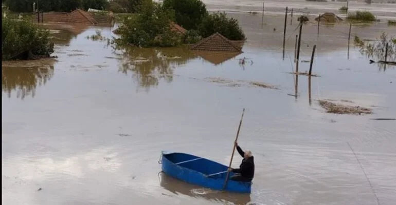 Αιγιάλεια: «Κόπηκαν» δρόμοι σε παραλίες λόγω θαλασσοταραχής ΦΩΤΟ