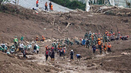 Ινδονησία: Αυξάνονται, δραματικά, οι νεκροί και αγνοούμενοι από κατολίσθηση ΦΩΤΟ