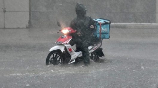 Πάτρα: Στα «κάγκελα» οι Διανομείς και Ντελιβεράδες - Ζητούν να μην δουλέψουν στις ιδιαίτερα επικίνδυνες καιρικές συνθήκες