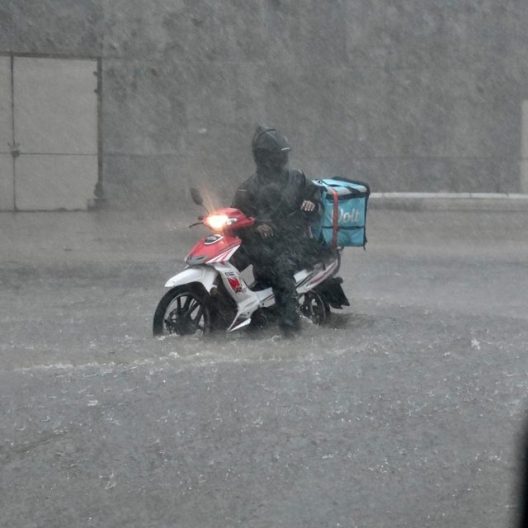 Πάτρα: Στα «κάγκελα» οι Διανομείς και Ντελιβεράδες - Ζητούν να μην δουλέψουν στις ιδιαίτερα επικίνδυνες καιρικές συνθήκες