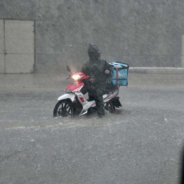 Πάτρα: Στα «κάγκελα» οι Διανομείς και Ντελιβεράδες - Ζητούν να μην δουλέψουν στις ιδιαίτερα επικίνδυνες καιρικές συνθήκες