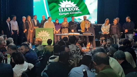 Πάτρα: Βγήκαν τα «μαχαίρια» στο ΠΑΣΟΚ - Πετρόπουλος κατά Νομαρχιακής: «Κατάντια» - Απαντήσεις και πικρόχολα σχόλια