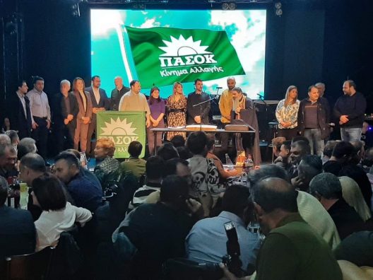 Πάτρα: Βγήκαν τα «μαχαίρια» στο ΠΑΣΟΚ - Πετρόπουλος κατά Νομαρχιακής: «Κατάντια» - Απαντήσεις και πικρόχολα σχόλια