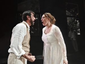 Τελευταίες παραστάσεις για το «Ταξίδι Μεγάλης Μέρας Μέσα στη Νύχτα» του ΔΗΠΕΘΕ Πάτρας ΦΩΤΟ