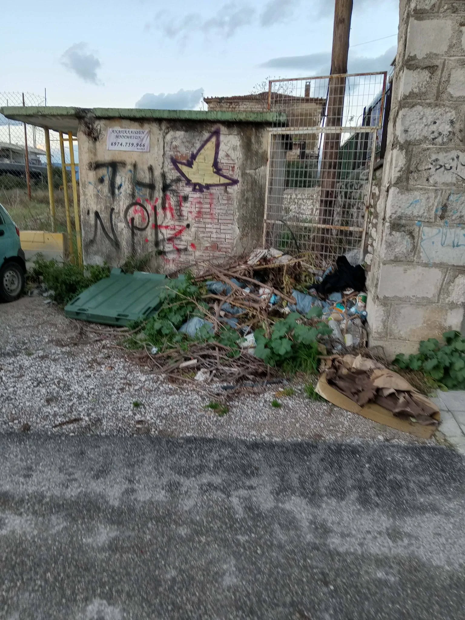 Πάτρα: Εγκατάλειψη στο Δημοτικό Πάρκινγκ Αγίου Διονυσίου ΦΩΤΟ 31 Πάτρα: Εγκατάλειψη στο Δημοτικό Πάρκινγκ Αγίου Διονυσίου ΦΩΤΟ