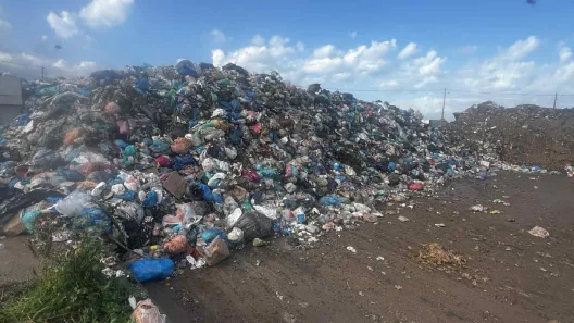 Αίγιο: Σάλος με χιλιάδες παρατημένους τόνους σκουπιδιών - Πολιτική κόντρα και στο βάθος Εισαγγελέας ΦΩΤΟ