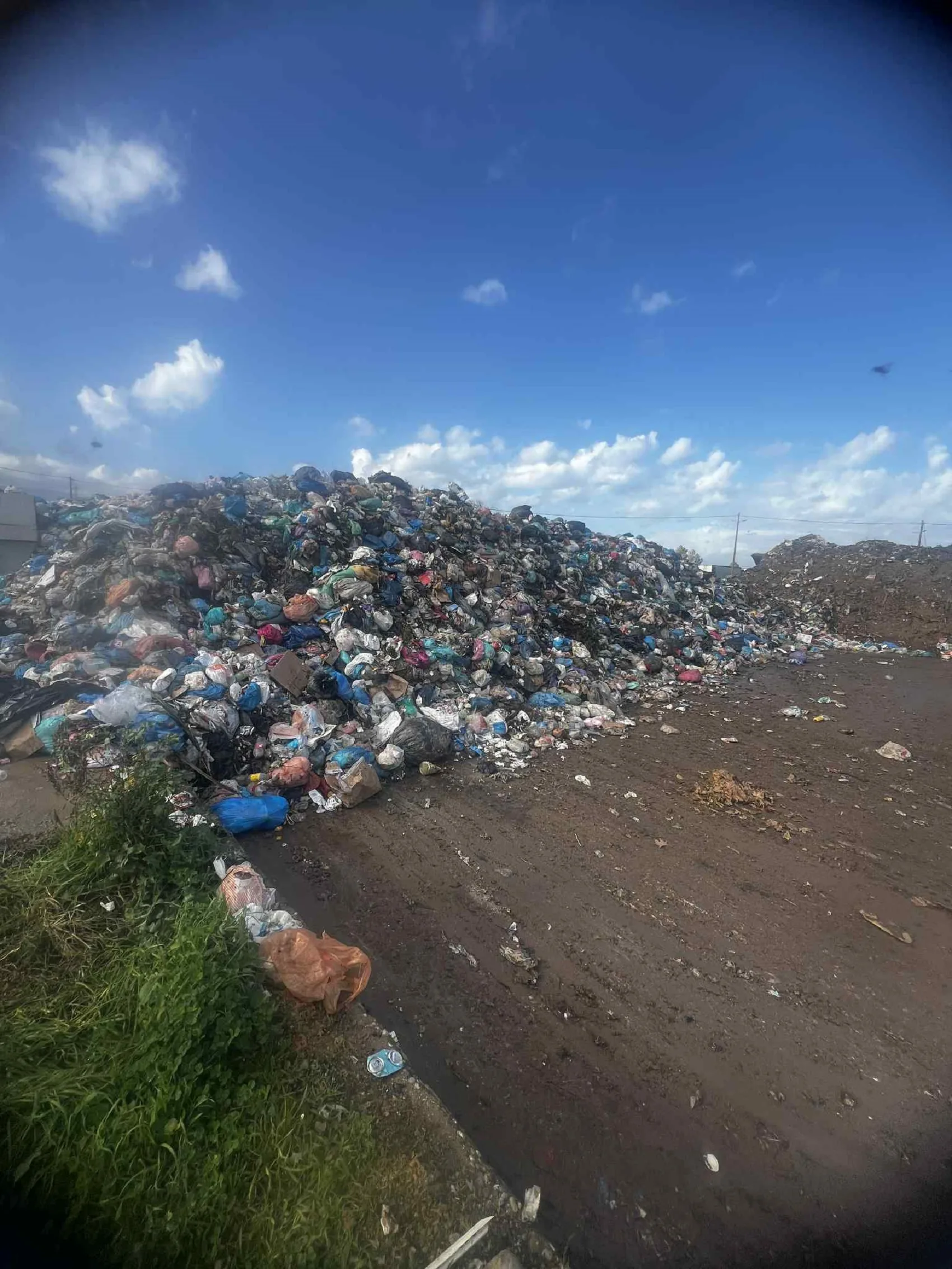 Αίγιο: Σάλος με χιλιάδες παρατημένους τόνους σκουπιδιών  – Πολιτική κόντρα και στο βάθος Εισαγγελέας ΦΩΤΟ