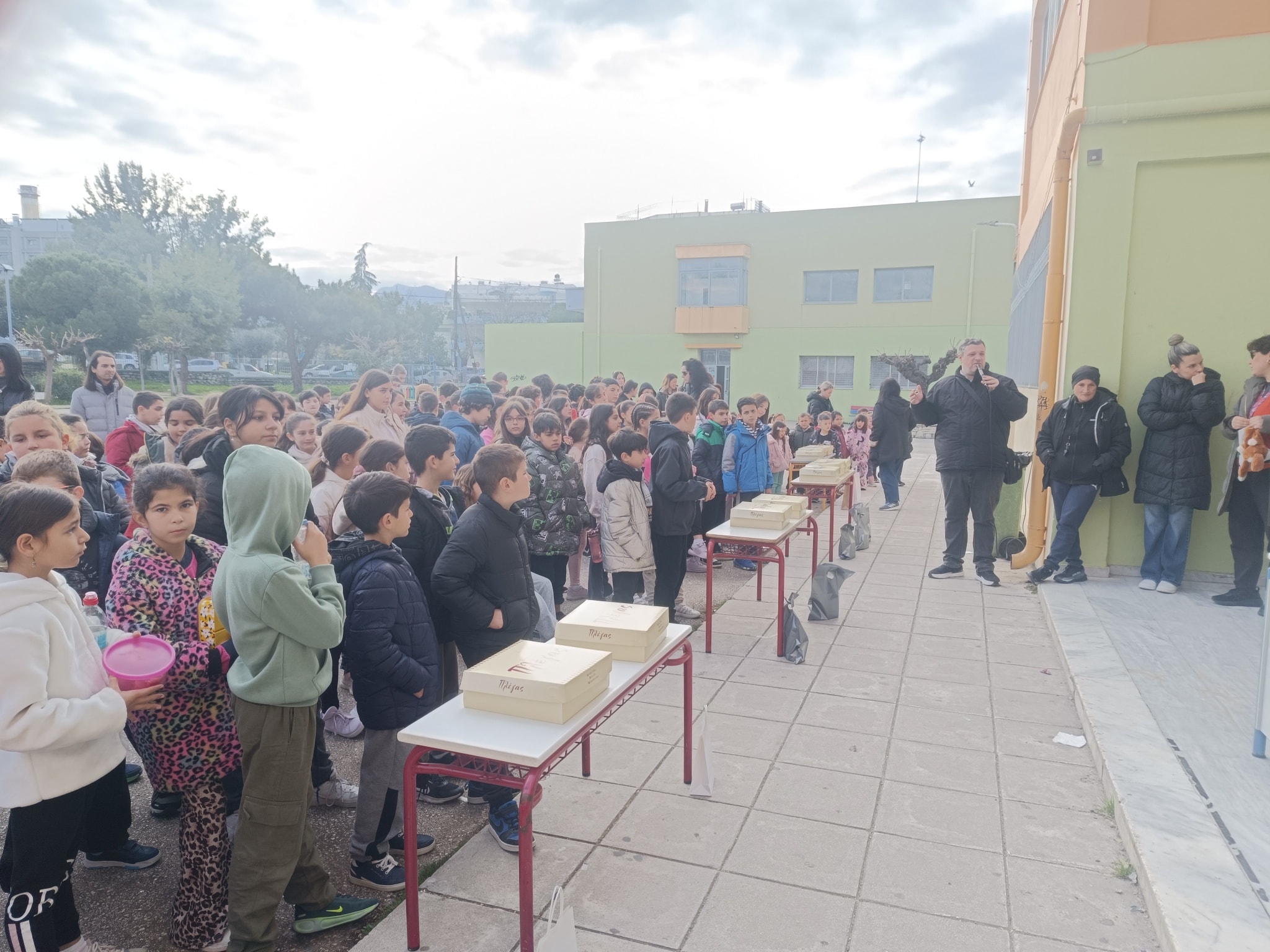 Πάτρα: Δωράκια στα παιδιά του 15ου Δημοτικού 2ου και 37ου Νηπιαγωγείου ΦΩΤΟ