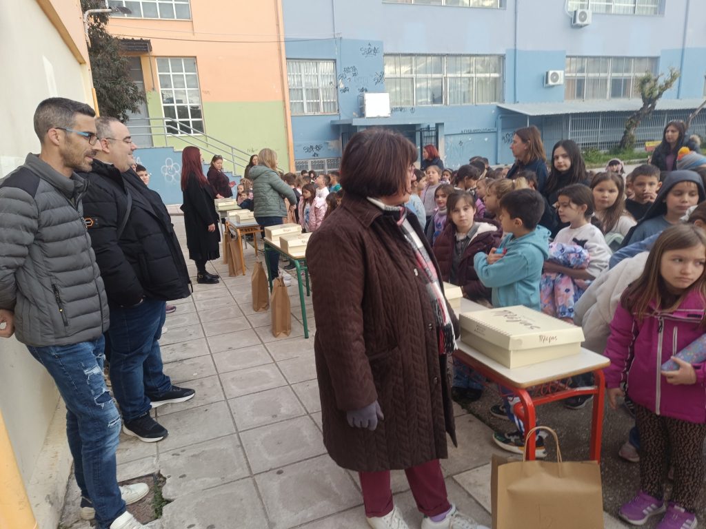 Πάτρα: Δωράκια στα παιδιά του 15ου Δημοτικού 2ου και 37ου Νηπιαγωγείου ΦΩΤΟ
