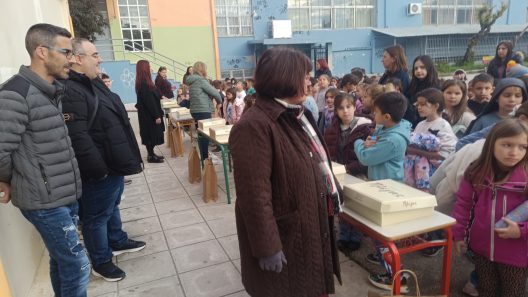 Πάτρα: Δωράκια στα παιδιά του 15ου Δημοτικού 2ου και 37ου Νηπιαγωγείου ΦΩΤΟ