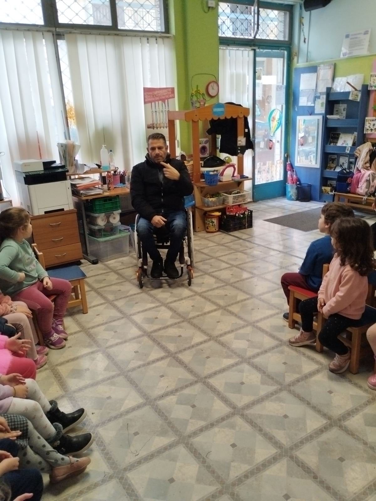 Ο Γεράσιμος Φεσσιάν με νήπια ΦΩΤΟ-ΒΙΝΤΕΟ