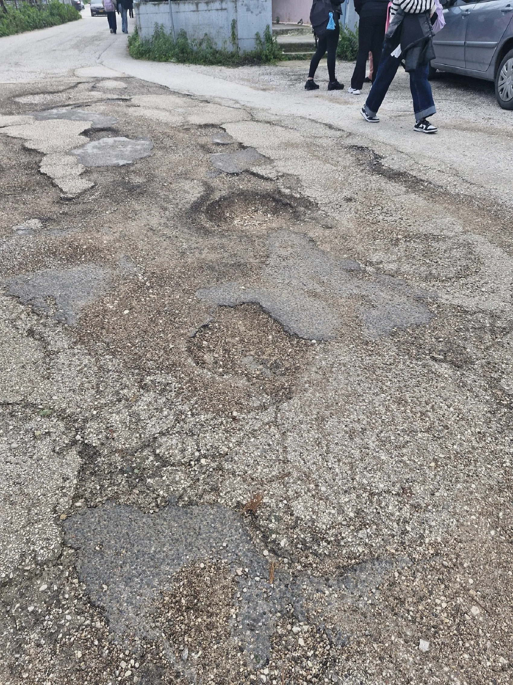 Οβρυά: «Κρατήρες» σε δρόμο και «βομβαρδισμένο» γήπεδο κοντά σε σχολείο ΦΩΤΟ