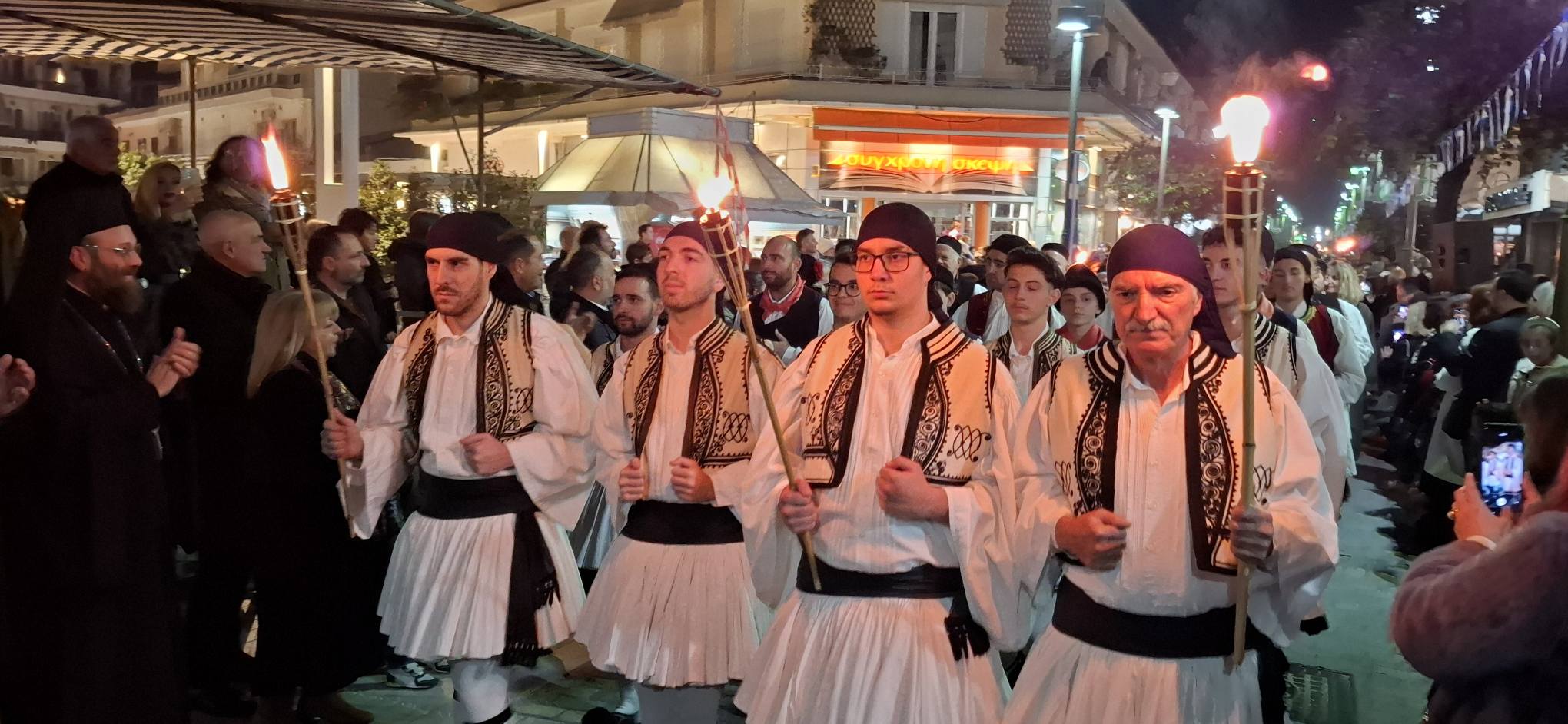 Αίγιο: Με νυχτερινή παρέλαση Αναβιωτών και με Αλογα τιμήθηκε η Μυστική Συνέλευση της Βοστίτσας ΠΛΟΥΣΙΟ ΦΩΤΟΡΕΠΟΡΤΑΖ