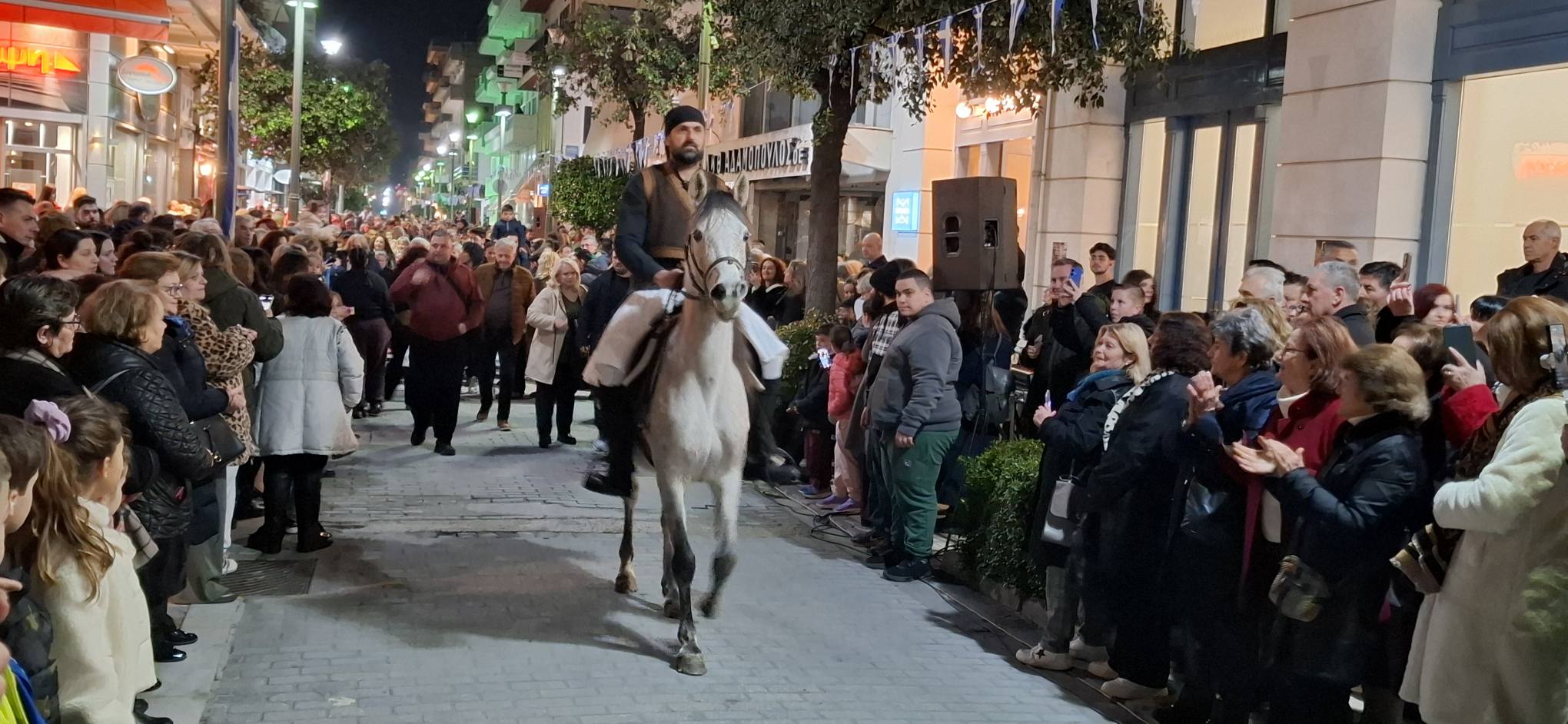 Αίγιο: Με νυχτερινή παρέλαση Αναβιωτών και με Αλογα τιμήθηκε η Μυστική Συνέλευση της Βοστίτσας ΠΛΟΥΣΙΟ ΦΩΤΟΡΕΠΟΡΤΑΖ