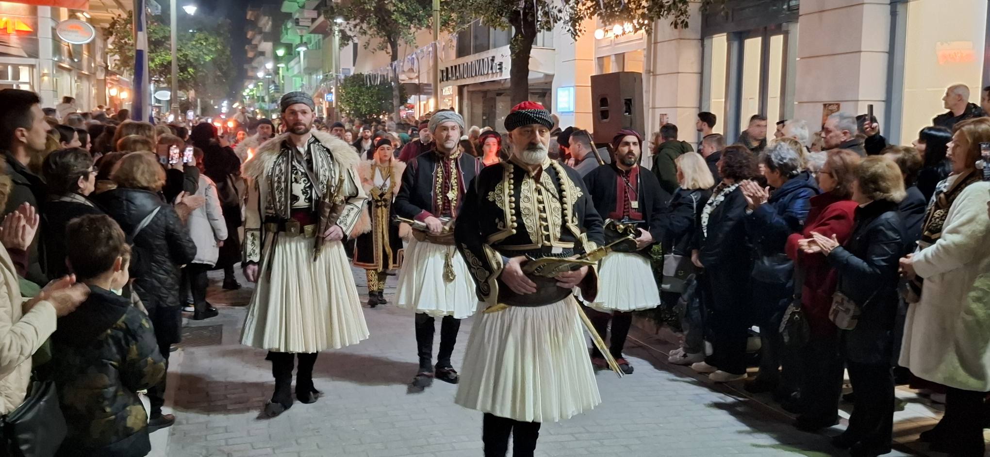 Αίγιο: Με νυχτερινή παρέλαση Αναβιωτών και με Αλογα τιμήθηκε η Μυστική Συνέλευση της Βοστίτσας ΠΛΟΥΣΙΟ ΦΩΤΟΡΕΠΟΡΤΑΖ