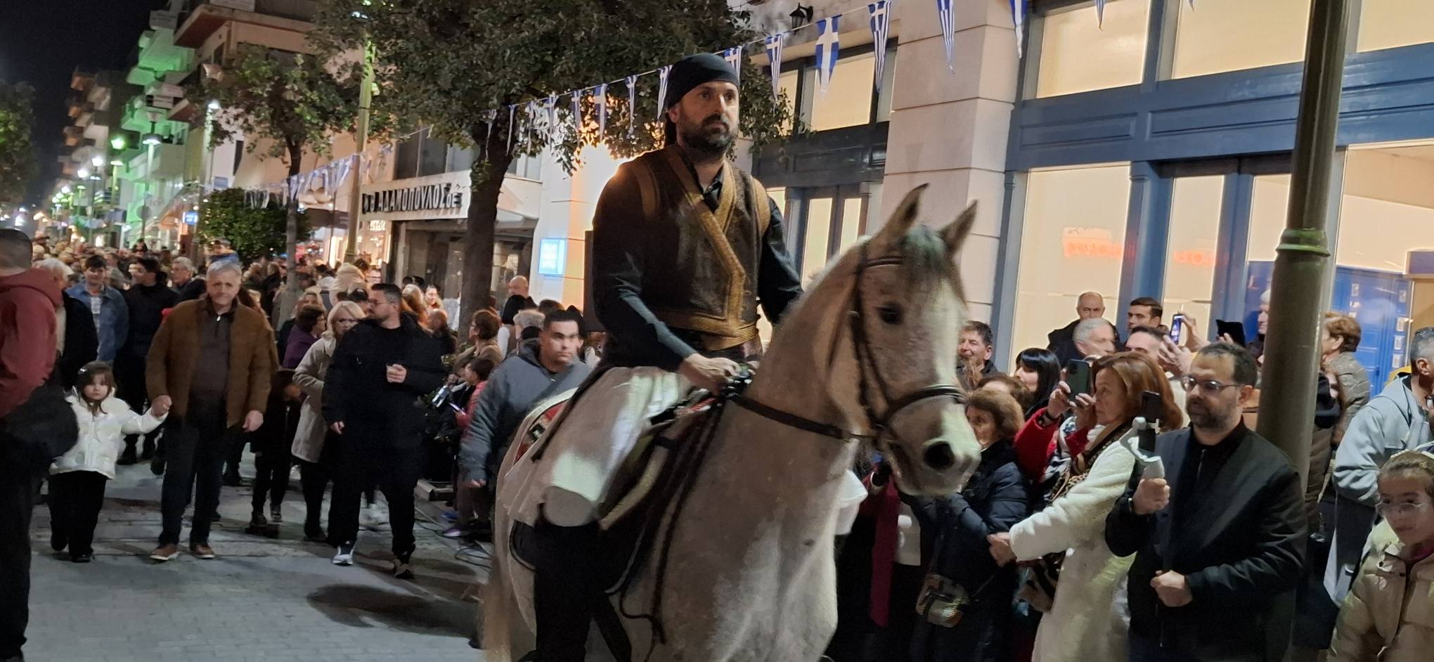 Αίγιο: Με νυχτερινή παρέλαση Αναβιωτών και με Αλογα τιμήθηκε η Μυστική Συνέλευση της Βοστίτσας ΠΛΟΥΣΙΟ ΦΩΤΟΡΕΠΟΡΤΑΖ