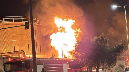 Πέραμα: Φλόγες 20 μ. σε εγκαταστάσεις αποθήκευσης καυσίμων ΒΙΝΤΕΟ-ΦΩΤΟ