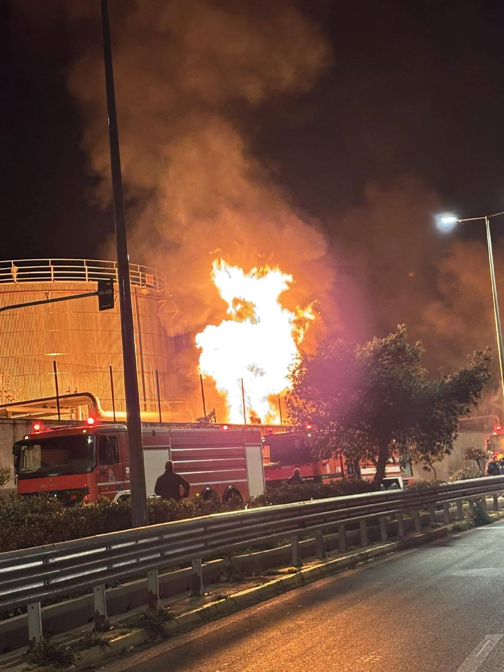 Πέραμα: Φλόγες 20 μ. σε εγκαταστάσεις αποθήκευσης καυσίμων ΒΙΝΤΕΟ-ΦΩΤΟ