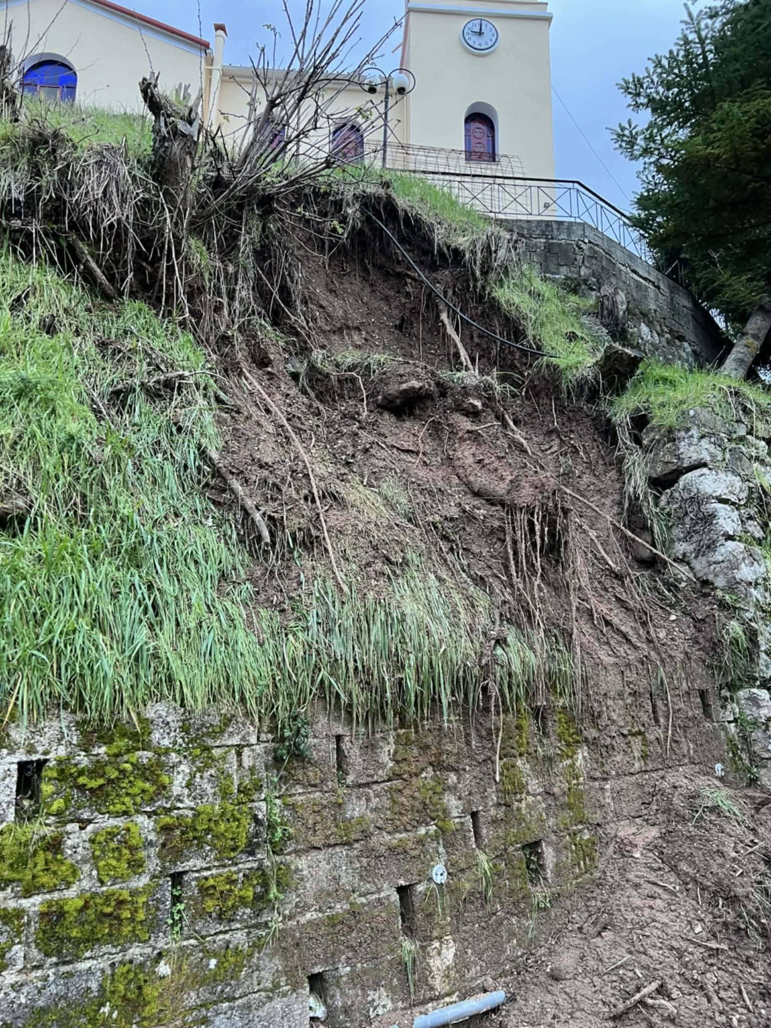 Λεόντιο: Κατέρρευσε ο λόφος που βρίσκεται η Εκκλησία μετά από βροχόπτωση - Εντρομοι οι κάτοικοι ΦΩΤΟ