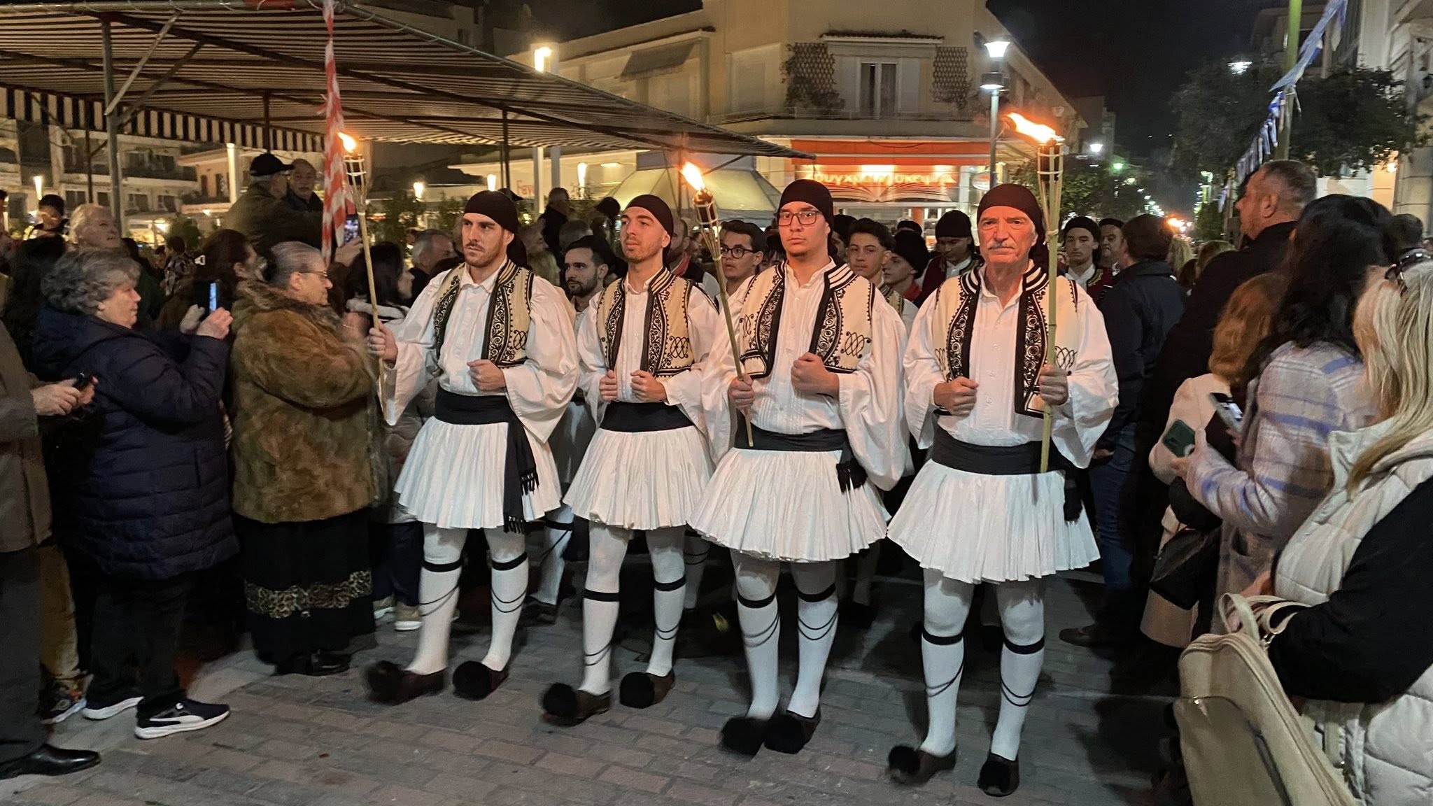 Αίγιο: Με νυχτερινή παρέλαση Αναβιωτών και με Αλογα τιμήθηκε η Μυστική Συνέλευση της Βοστίτσας ΠΛΟΥΣΙΟ ΦΩΤΟΡΕΠΟΡΤΑΖ