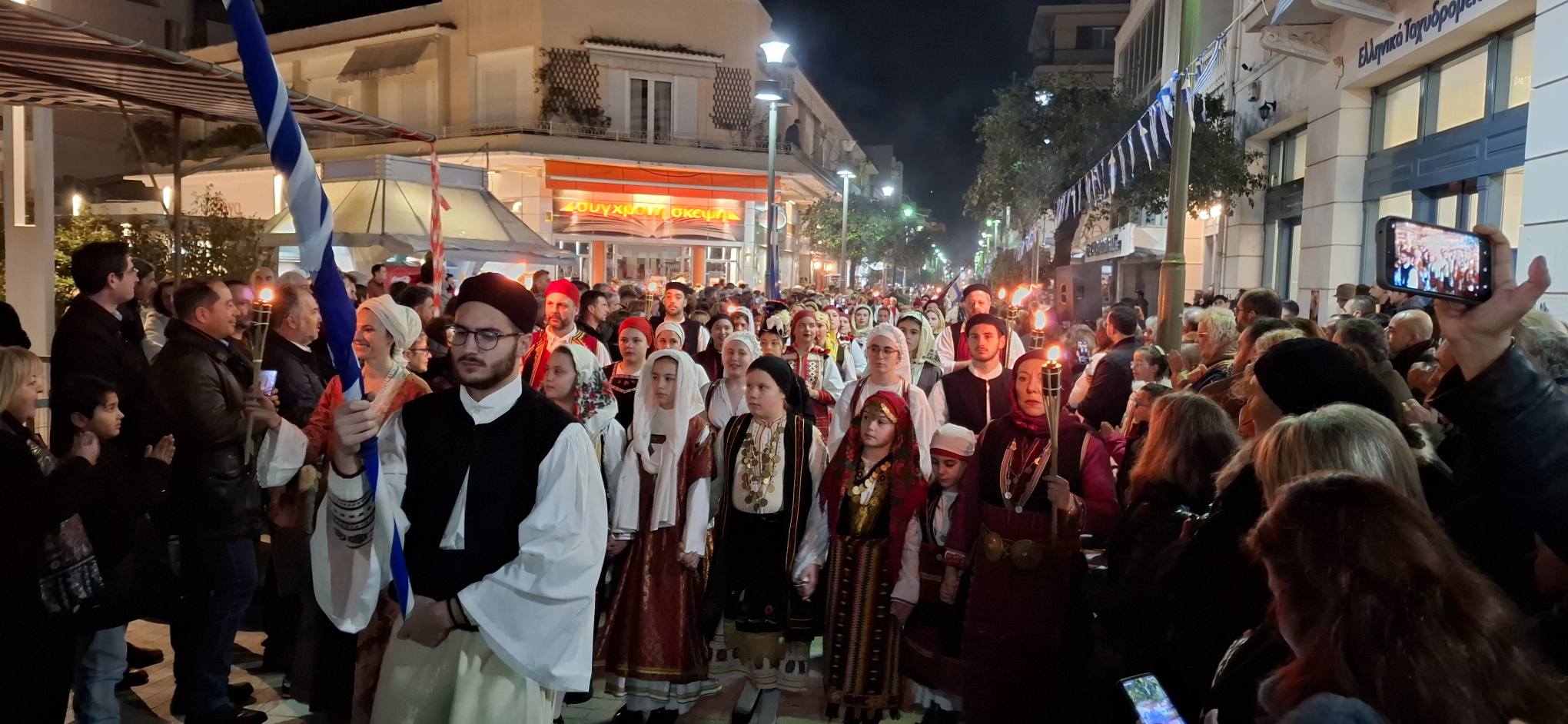 Αίγιο: Με νυχτερινή παρέλαση Αναβιωτών και με Αλογα τιμήθηκε η Μυστική Συνέλευση της Βοστίτσας ΠΛΟΥΣΙΟ ΦΩΤΟΡΕΠΟΡΤΑΖ