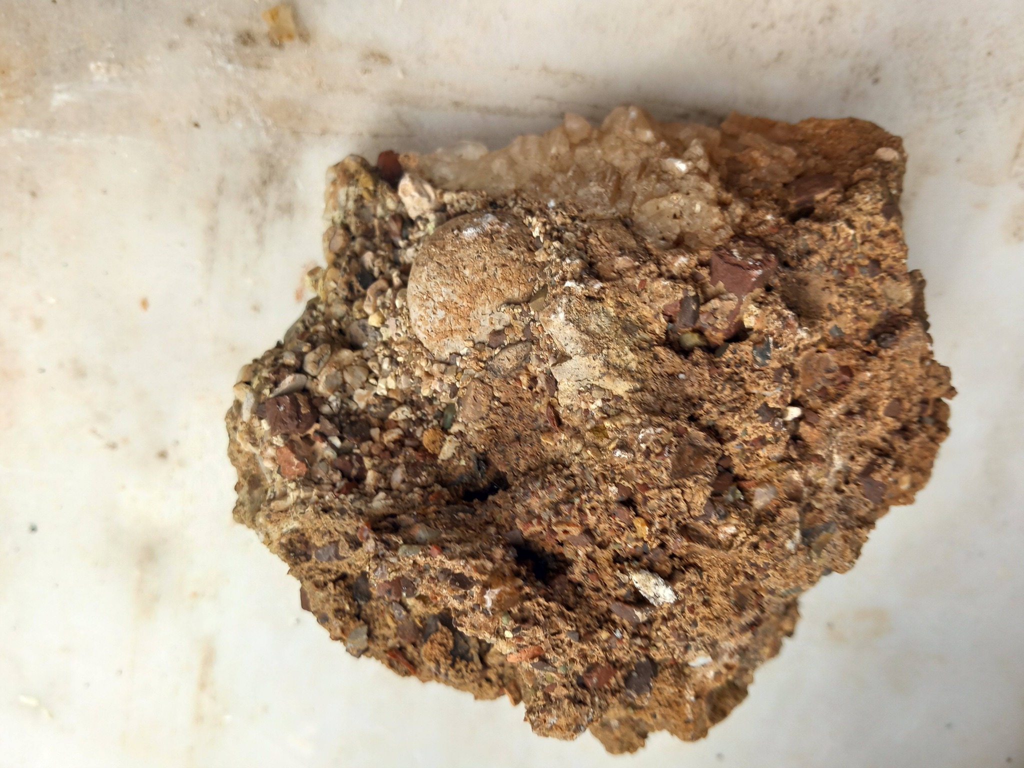 Καταρράκτης Αχαΐας: Νεαρός «γεωλόγος» συλλέγει «πλούτο» από πετρώματα με κρυστάλλους ΦΩΤΟ