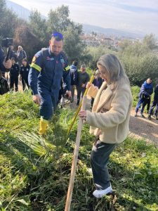 Η Χριστίνα Αλεξοπούλου έκανε «μαθήματα» δενδροφύτευσης ΦΩΤΟ 30 Η Χριστίνα Αλεξοπούλου έκανε «μαθήματα» δενδροφύτευσης ΦΩΤΟ
