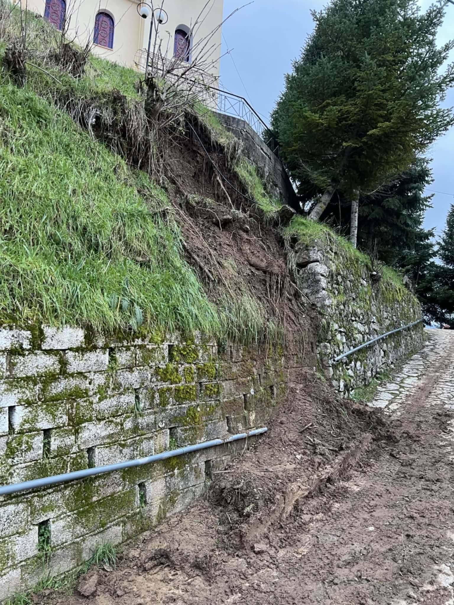 Λεόντιο: Κατέρρευσε ο λόφος που βρίσκεται η Εκκλησία μετά από βροχόπτωση - Εντρομοι οι κάτοικοι ΦΩΤΟ