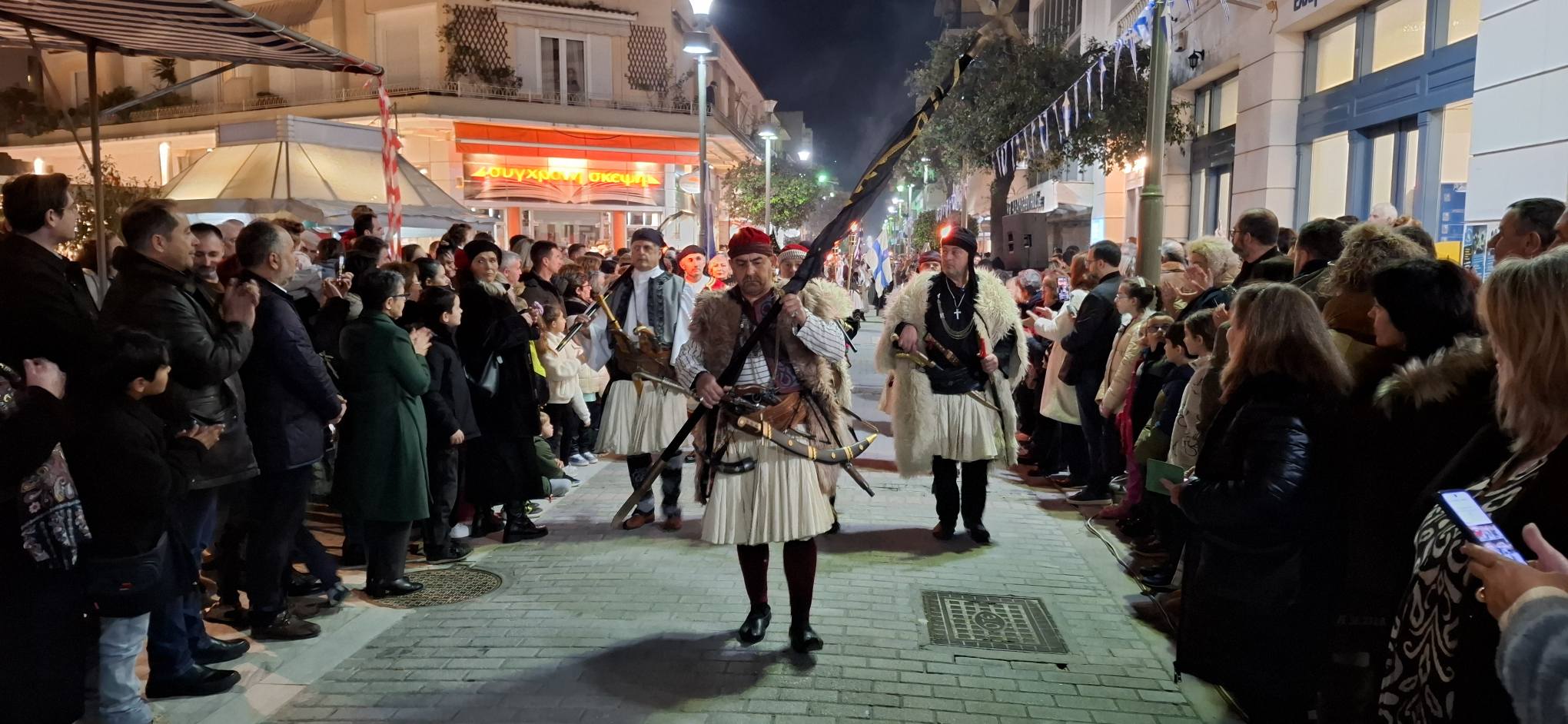 Αίγιο: Με νυχτερινή παρέλαση Αναβιωτών και με Αλογα τιμήθηκε η Μυστική Συνέλευση της Βοστίτσας ΠΛΟΥΣΙΟ ΦΩΤΟΡΕΠΟΡΤΑΖ