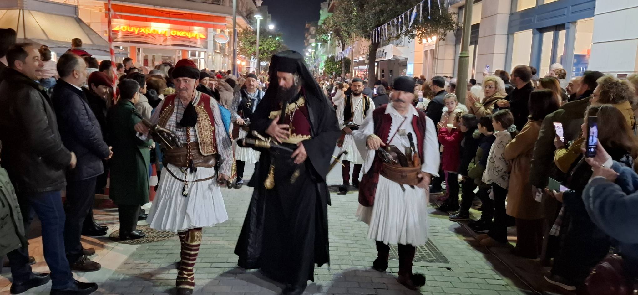 Αίγιο: Με νυχτερινή παρέλαση Αναβιωτών και με Αλογα τιμήθηκε η Μυστική Συνέλευση της Βοστίτσας ΠΛΟΥΣΙΟ ΦΩΤΟΡΕΠΟΡΤΑΖ