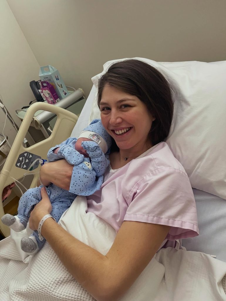 Η κόρη του Γιώργου Βελισσάρη με το νέο μέλος της οικογένειας