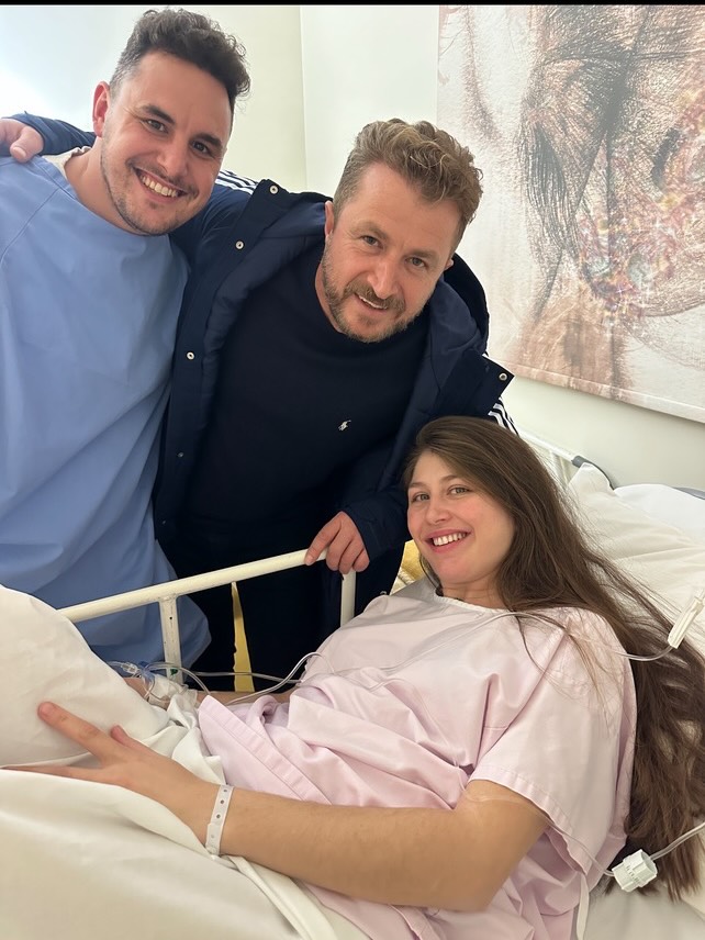 Ο Γιώργος Βελισσάρης με τους ευτυχισμένους γονείς