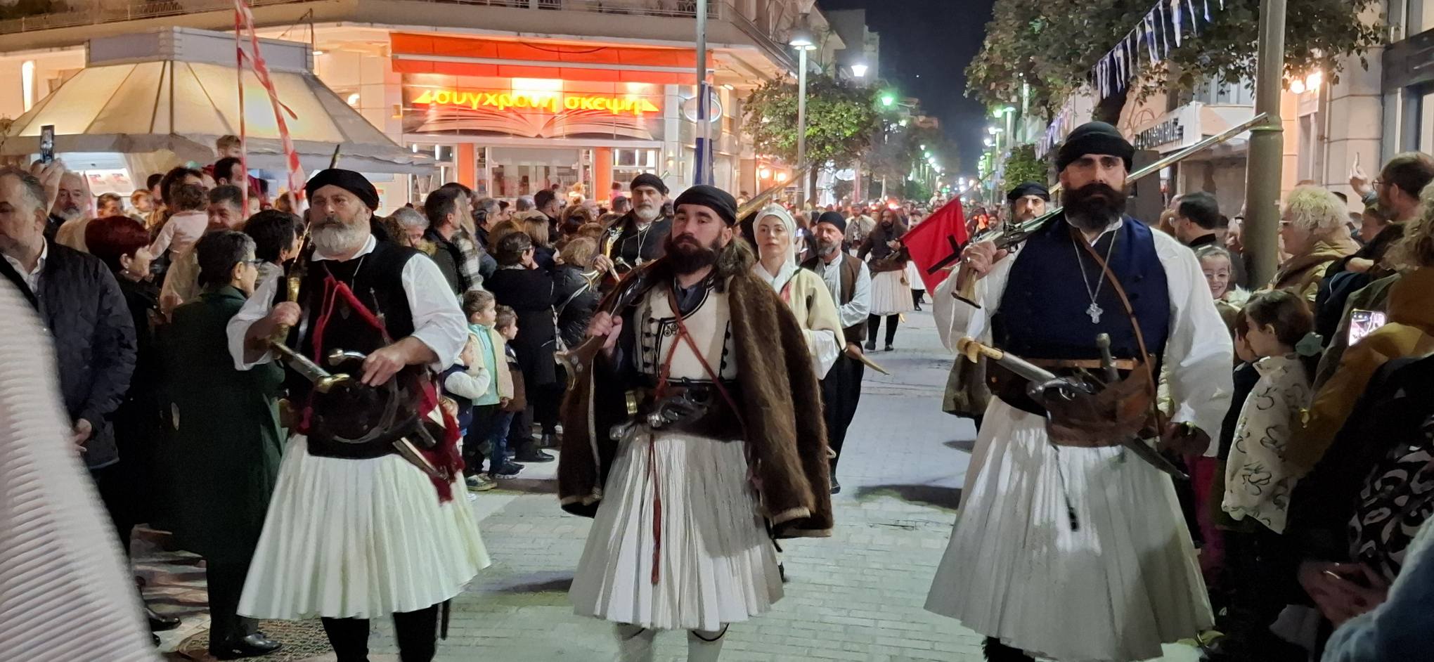 Αίγιο: Με νυχτερινή παρέλαση Αναβιωτών και με Αλογα τιμήθηκε η Μυστική Συνέλευση της Βοστίτσας ΠΛΟΥΣΙΟ ΦΩΤΟΡΕΠΟΡΤΑΖ