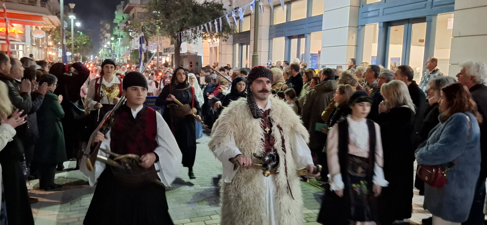 Αίγιο: Με νυχτερινή παρέλαση Αναβιωτών και με Αλογα τιμήθηκε η Μυστική Συνέλευση της Βοστίτσας ΠΛΟΥΣΙΟ ΦΩΤΟΡΕΠΟΡΤΑΖ